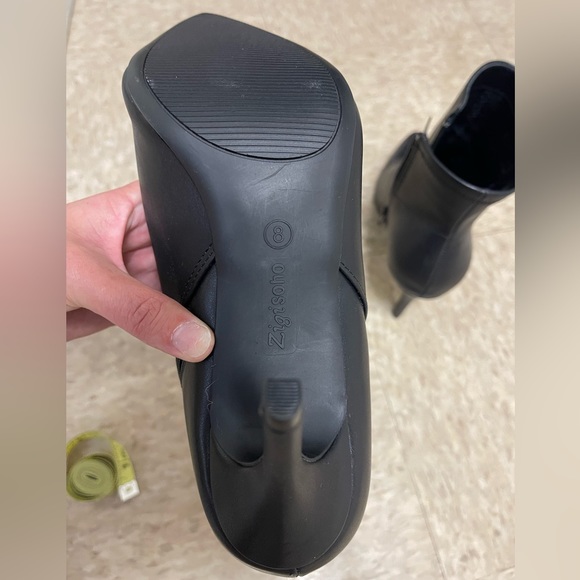 Gorgeous Pointed Toe Ankle Boots - Picture 5 of 8